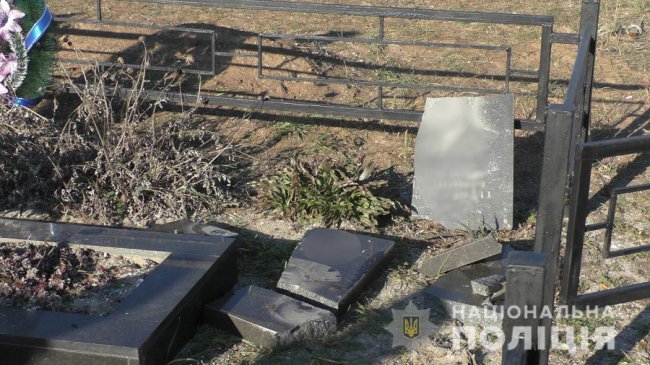 На Миколаївщині вандал розтрощив більше 100 могил. ФОТО