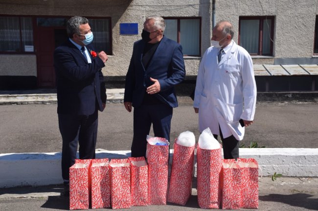 Медикам – халати, а пацієнтам – сири ТМ «КОМО»: як ПрАТ «Дубномолоко» підтримує земляків. ФОТО*