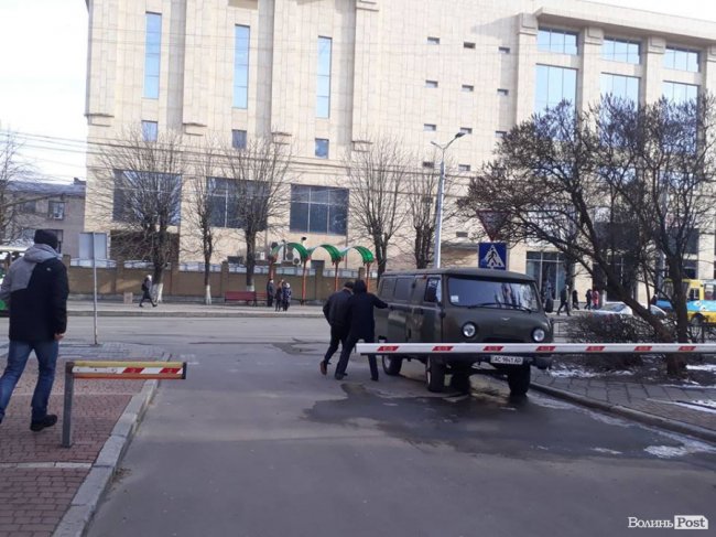 Ткачука в кайданках вивели з управління поліції: він проведе ще ніч в ізоляторі. ФОТО. ВІДЕО.