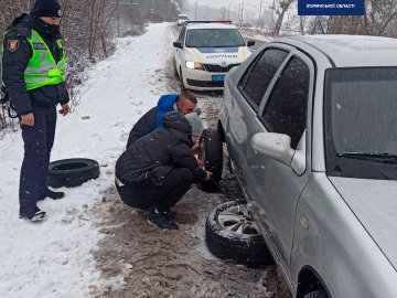 Волинські патрульні допомогли чоловіку, в якого посеред дороги виникли проблеми з авто