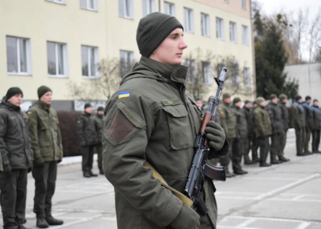 У Луцьку нацгвардійці-новобранці отримали зброю. ФОТО