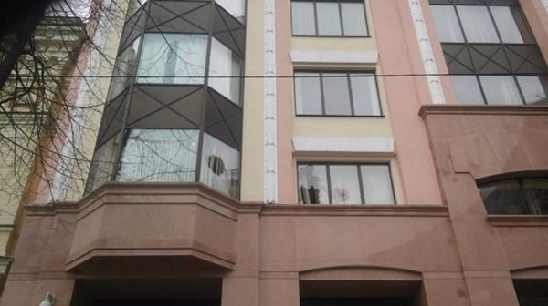 В банк Ахмєтова у Києві кидали каміння та викрали дві мобілки та гаманець. ФОТО