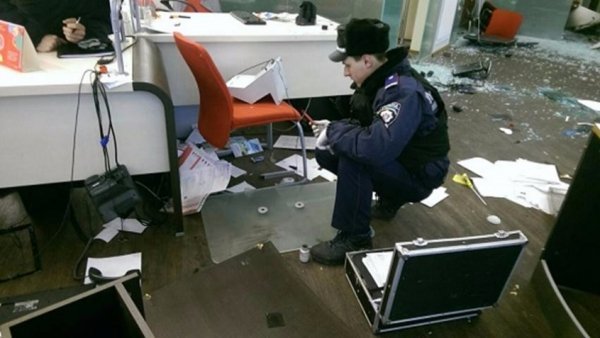 В банк Ахмєтова у Києві кидали каміння та викрали дві мобілки та гаманець. ФОТО