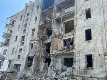 Росіяни обстріляли багатоповерхівку на Миколаївщині, є поранені
