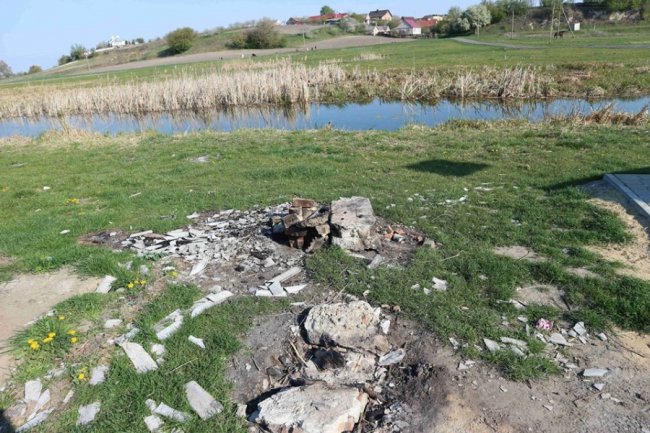 Неподалік Луцька вандали понищили зону відпочинку. ФОТО