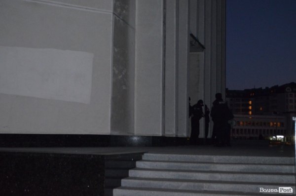 Міліціонери з лівого боку від центрального входу в ОДА