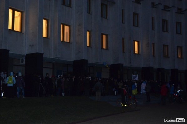 Гарячий світанок у Луцьку: як пікетували губернатора. ФОТО