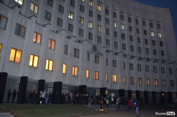 Гарячий світанок у Луцьку: як пікетували губернатора. ФОТО