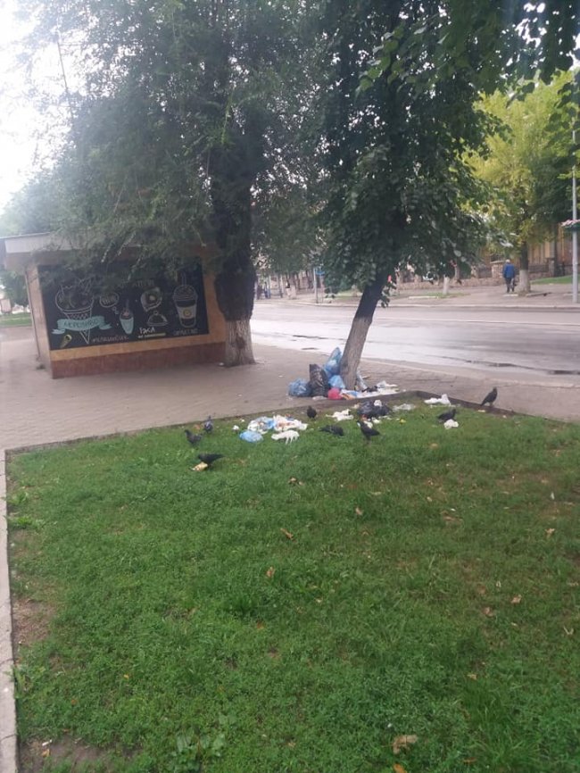 У Ковелі невідомі викинули сміття посеред вулиці. ФОТО