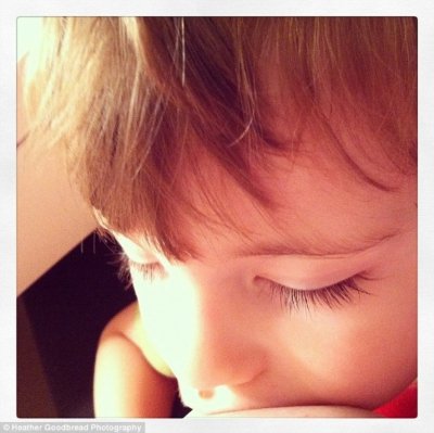 Нова інтернет-мода на фото: матері, що годують дітей. ФОТО