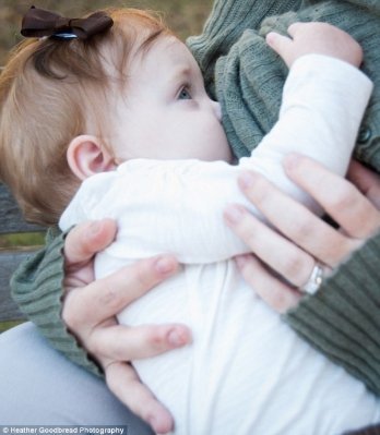 Нова інтернет-мода на фото: матері, що годують дітей. ФОТО