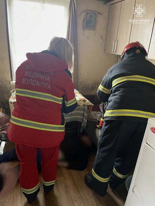 У Луцьку врятували пенсіонерку, яка втратила свідомість у власному будинку. ФОТО