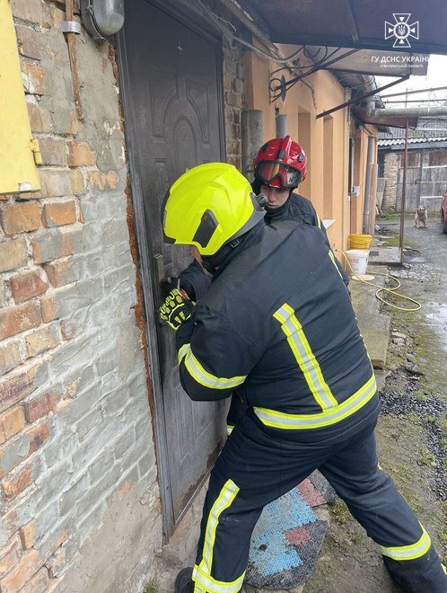 У Луцьку врятували пенсіонерку, яка втратила свідомість у власному будинку. ФОТО