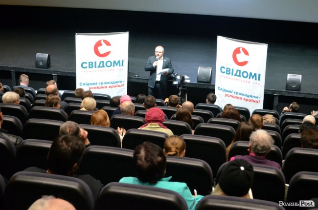 Андрій Покровський і команда Руху «СВІДОМІ» розповіли лучанам, як залучити бюджетні кошти на ініціативи