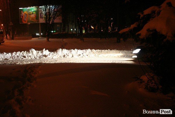 У Луцьку хуртовина ламає дерева і паралізує автотранспорт. ФОТО
