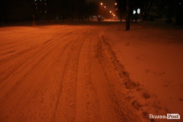 У Луцьку хуртовина ламає дерева і паралізує автотранспорт. ФОТО