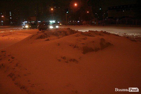У Луцьку хуртовина ламає дерева і паралізує автотранспорт. ФОТО