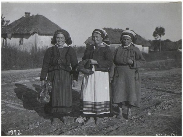 Як одягалися волиняни сто років тому. ФОТО