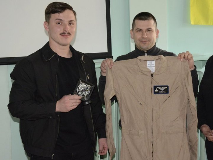 Пілот Повітряних Сил ЗСУ, Герой України Вадим Ворошилов передав у волинський музей свої речі