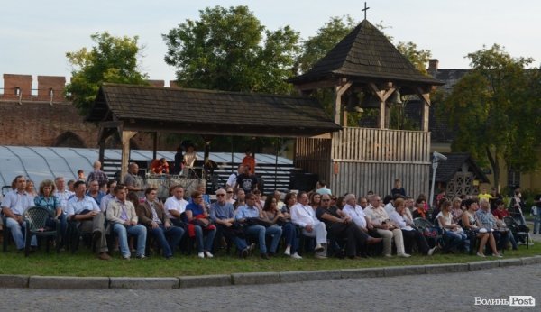 У Луцькому замку танцювали і співали кубинську сальсу. ФОТО  
