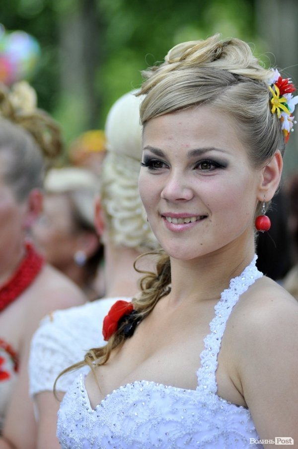 Парад наречених у Луцьку. ФОТО