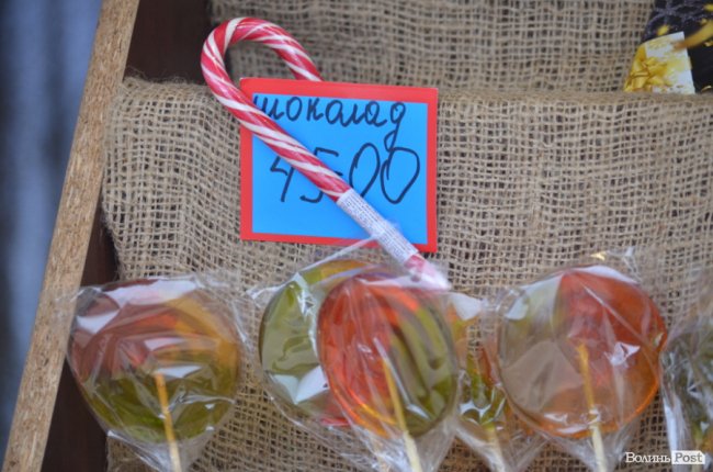 Від і до: що і за скільки пропонують купити на різдвяному ярмарку в центрі Луцька. ФОТО