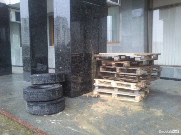 Біля Волинської ОДА розбирають барикади. ФОТО