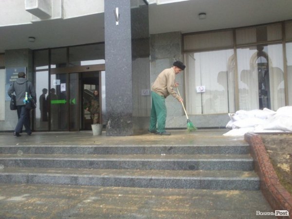 Біля Волинської ОДА розбирають барикади. ФОТО