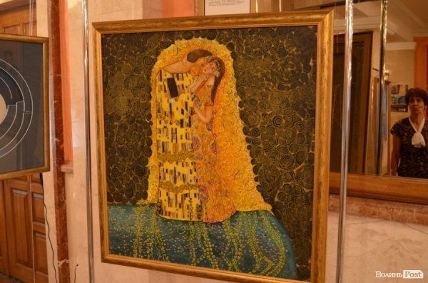 У Луцьку відкрилася виставка картин, які можна «читати» руками. ФОТО