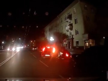 У Луцьку вночі мотоцикліст влетів у легковик. ВІДЕО