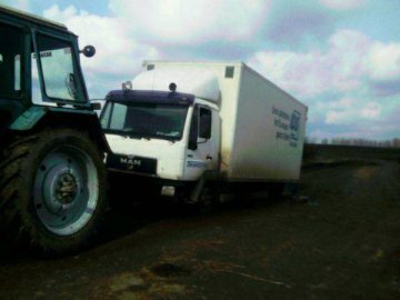 На Волині вантажівка провалилась під асфальт