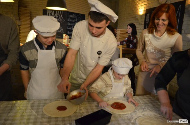 Як Савченко з особливими дітками піцу робив. ФОТО