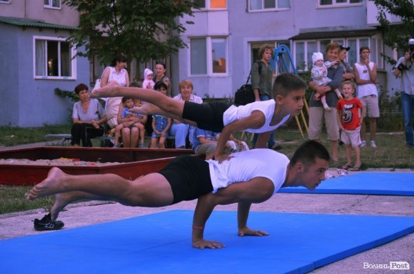 Акробати та гімнасти відкрили спортивний майданчик у Луцьку. ФОТО