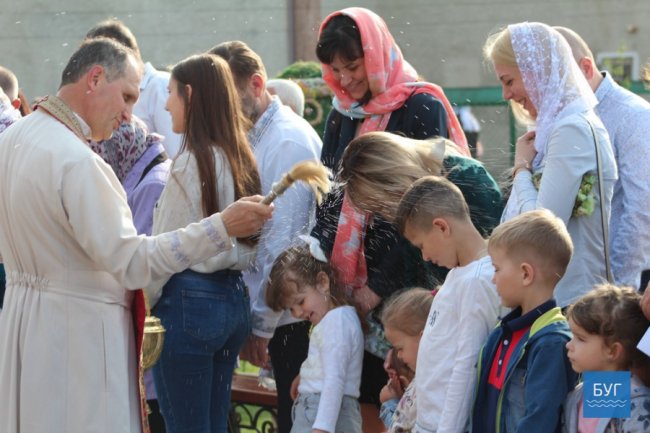 У місті на Волині освятили перші великодні кошики. ФОТО