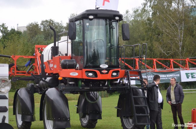 Урожай, частування та співи: у Луцьку святкують «Обжинки»