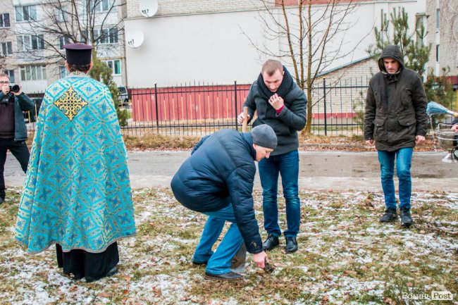 У Луцьку освятили хрест під будівництво дитячої церкви. ФОТО