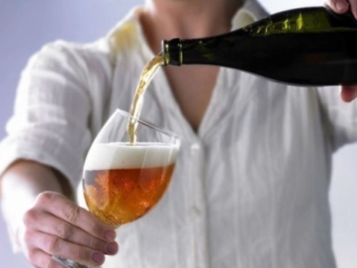 У Луцьку школяр пив пиво перед уроками в ліцеї: як суд покарав його матір