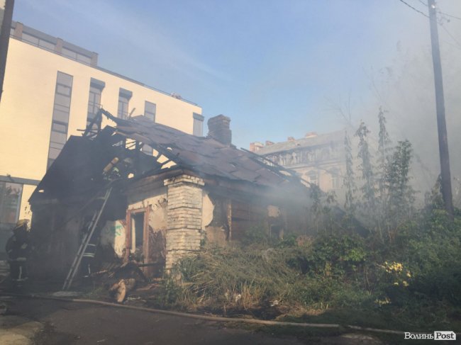 Вогонь масштабної пожежі біля Луцькради пошкодив сусідній будинок