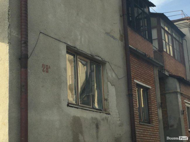 Вогонь масштабної пожежі біля Луцькради пошкодив сусідній будинок