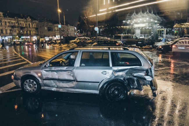У Києві водій легковика протаранив чотири автівки: загинула дівчина
