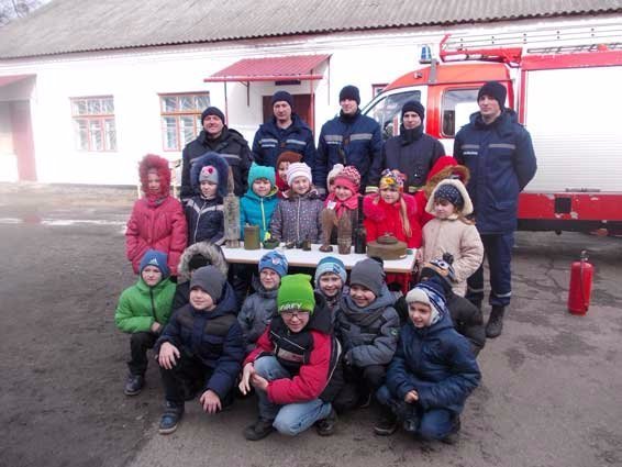 Ковельські вогнеборці показали школярам майстер-клас