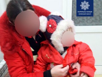 У Луцьку п'яна матір посеред вулиці залишила дитину у візочку. ФОТО