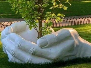 У Володимирі-Волинському перед пологовим будуть… «великі долоні»