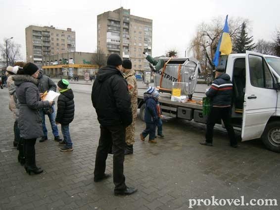 У Ковель привезли сміттєвий бак, щоб провести «народну» люстрацію. ФОТО