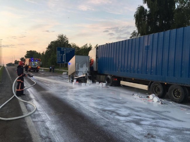 Внаслідок аварії на Рівненщині дорогу залило клеєм ПВА. ФОТО