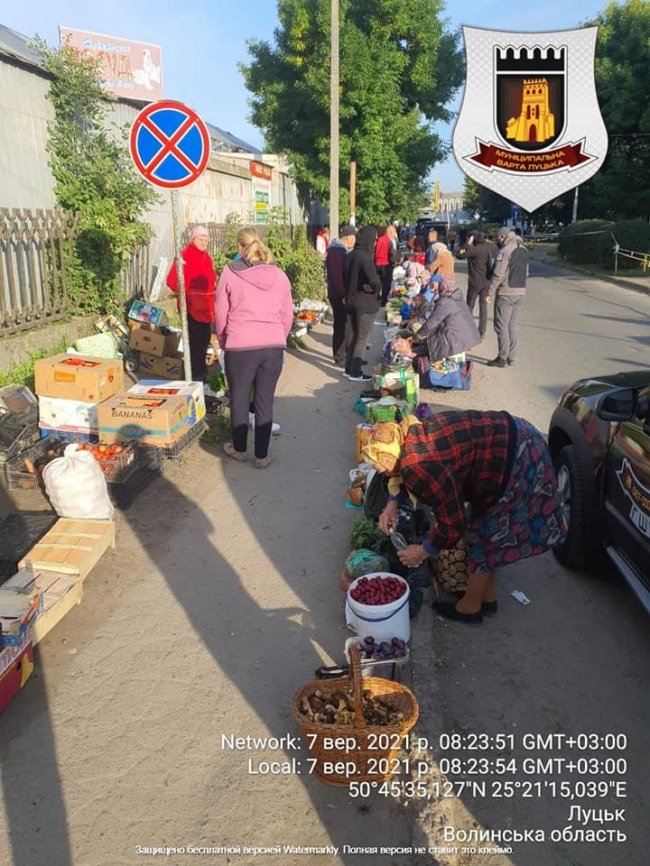 У Луцьку муніципали розігнали стихійний ринок біля автостанції. ФОТО