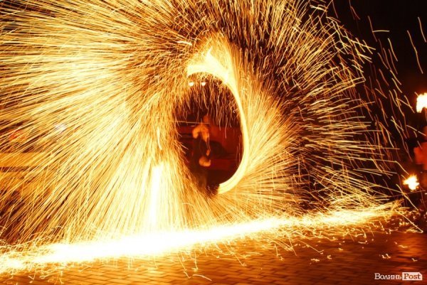 У Луцьку поєднали колядки і фаєр-шоу. ФОТО