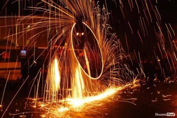 У Луцьку поєднали колядки і фаєр-шоу. ФОТО