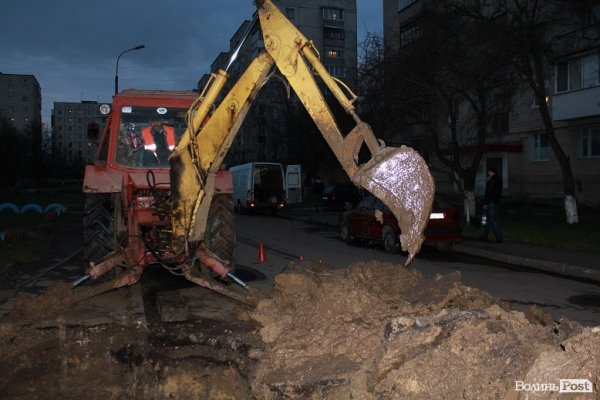 Через ремонт частково пошкодили асфальт