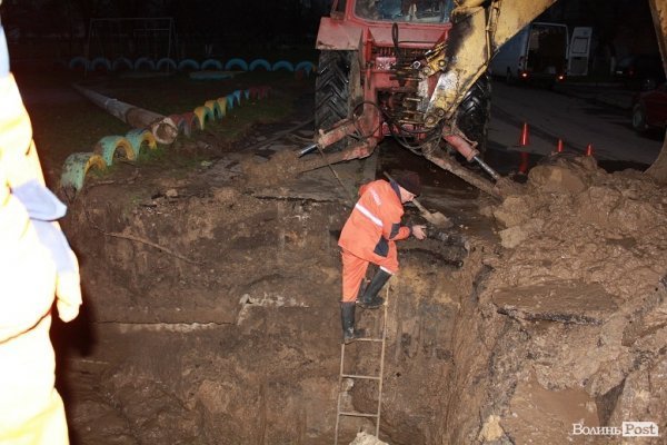 Робітники викопали яму глибиною 2 метрии